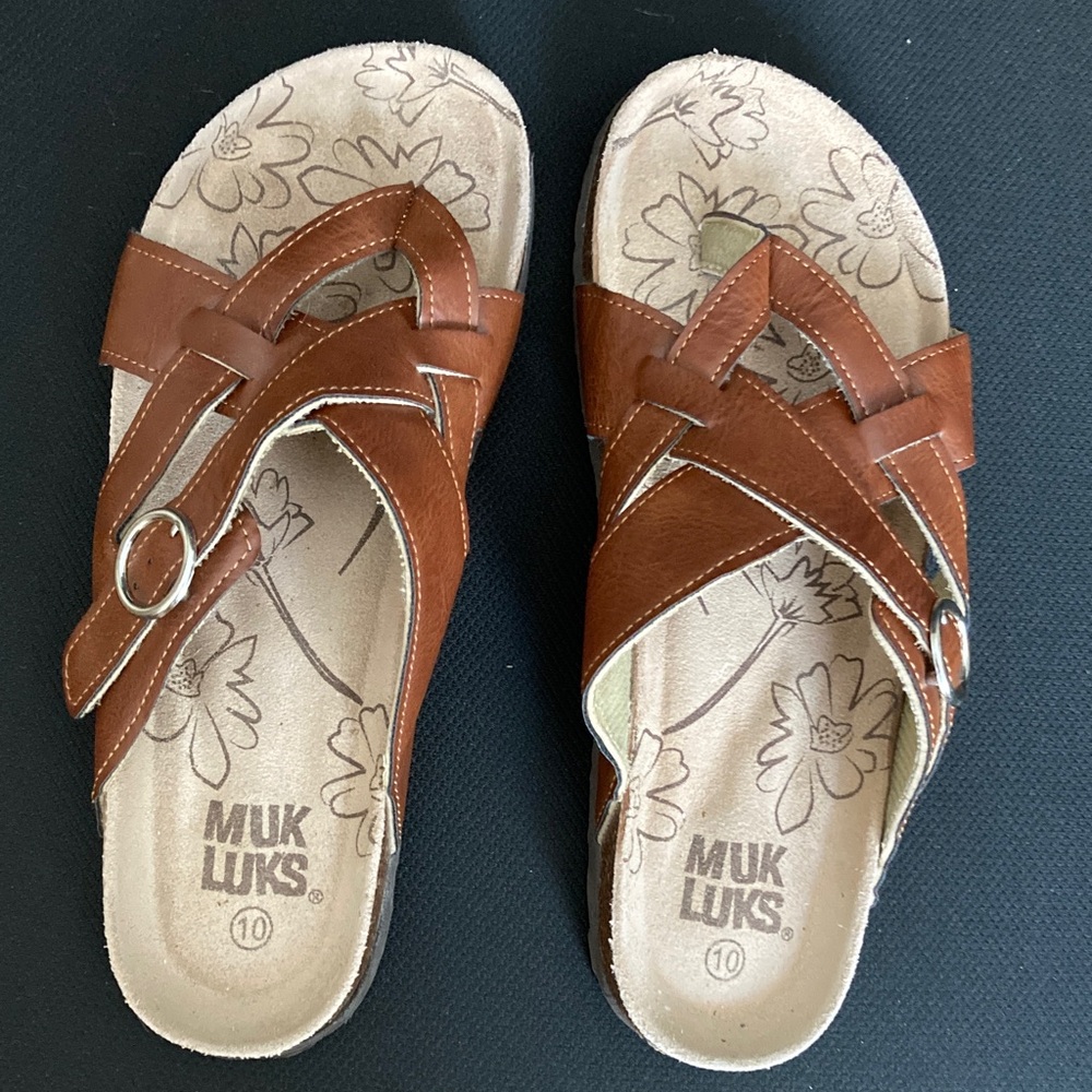 Muk Luks Women's Tan Cross-Strap Sandals